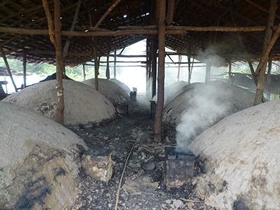 窯内部では徐々に炭材の炭化が進んでいる