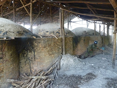 ラオスの炭焼き職人さんが作業しています