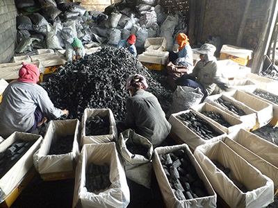 炭を規定のサイズに分けて箱詰め