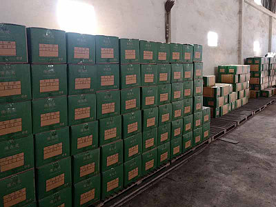 箱詰めされた木炭。パレットに積まれて船積みされるのを待ちます。