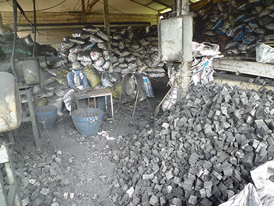 炭を規定の大きさに切りそろえます