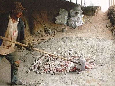 消し粉（灰）を掛けて急速冷却、消化します。