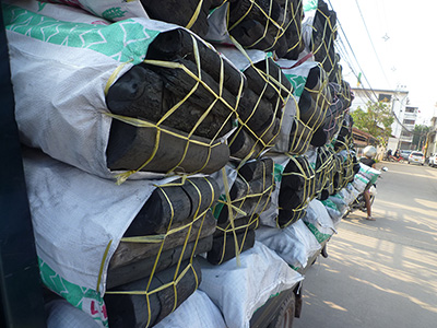 炭をトラックで加工場へ搬送
