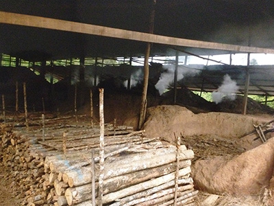 燃し木が燃える熱で炭材を乾燥させます。